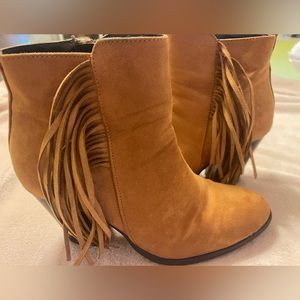 💞EUC Size 8 Tan Booties with Fringe💞